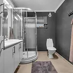 Apartment Arctic Breeze - Family & Group Getaway