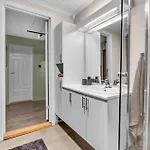 Arctic Breeze - Family & Group Getaway Apartment